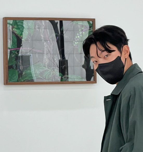 Actor Ryu Jun-yeol boasts a warm-hearted boyfriend visual.On the 15th, Ryu Jun-yeol told his current situation through his instagram.The photo shows Ryu Jun-yeol watching the work. Ryu Jun-yeol, wearing a khaki long-trench coat, has already created a bright spring atmosphere.In particular, Ryu Jun-yeol, who boasts a 9th-class ratio, is attracting attention by showing his warm-hearted boyfriends craftsmanship.On the other hand, Ryu Jun-yeol appeared in the drama Human Disqualification last year and confirmed the appearance of Han Jae-rims OTT series Money Game.