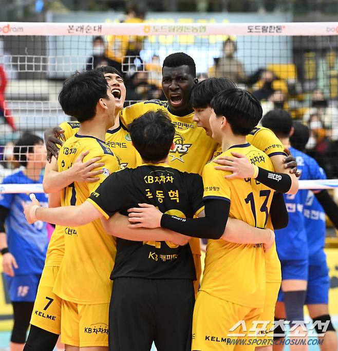 V리그 남자부 KB손해보험과 한국전력의 경기가 16일 의정부체육관에서 열렸다. KB 케이타가 득점을 성공한 후 환호하고 있다. 의정부=허상욱 기자wook@sportschosun.com/2022.01.16/