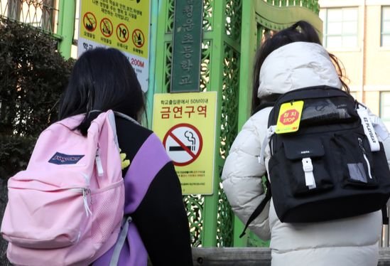 10일 오전 서울시내 초등학교에서 학생들이 등교를 하고 있다. [뉴스1]