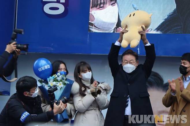 이재명 더불어민주당 대선후보가 15일 대전 으능정이 거리에서 1993년도 대전 과학 엑스포의 상징 '꿈돌이'를 93년생에게 받고 지지자들의 환호에 답하고 있다. 사진=명정삼 기자.