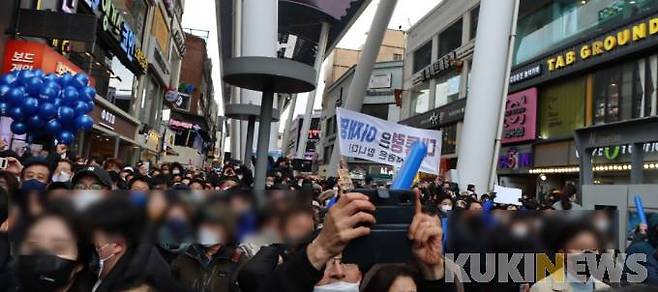 15일 대전 중구 으능정이거리에서 이재명 더불어민주당 대선후보 지지자들이 후보 이름을 연호했다. 사진=명정삼 기자.&nbsp;