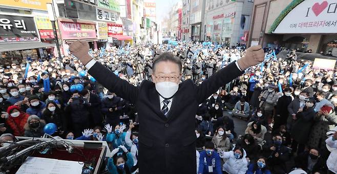 제20대 대통령선거 공식 선거운동이 시작된 15일 이재명 더불어민주당 대선 후보가 대구 동성로에서 지지를 호소하고 있다. /사진제공=뉴시스