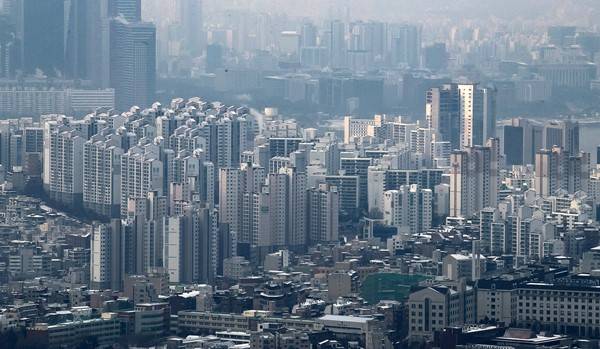 지난해 서울 아파트 월세 거래량이 처음으로 7만건을 돌파했다. 전셋값 급등과 대출 금리 인상, 대출 규제 등의 영향으로 세입자들이 월세 시장으로 대거 유입된 것으로 보인다. /사진=뉴스1
