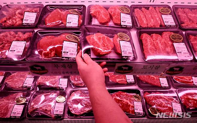 [서울=뉴시스] 김병문 기자 = 한국이 지난해 일본을 제치고 미국산 소고기의 최대 수입국 자리에 오른 가운데 11일 오후 서울 영등포구 한 미국산 소고기 전문 정육점에서 주인이 고기를 진열하고 있다. 2022.01.11. dadazon@newsis.com