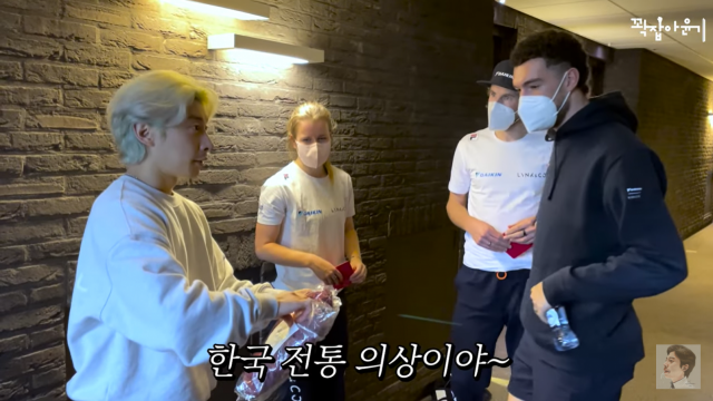 한국 쇼트트랙 대표팀의 맏형 곽윤기는 지난 14일 자신의 유튜브 채널 ‘꽉잡아윤기’에 외국 쇼트트랙 선수들과 딱지치기 시합을 하고 우승자에게 한복을 선물하는 영상을 공개했다. /유튜브 ‘꽉잡아윤기’ 캡처
