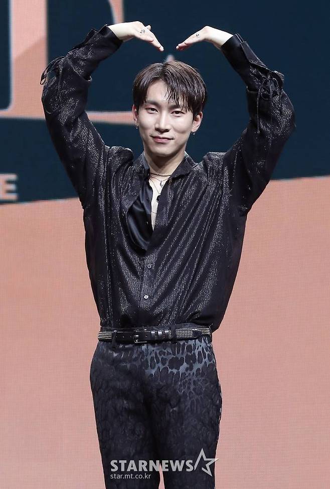 그룹 비투비 포유(BTOB 4U) 서은광이 16일 오후 서울 광진구 광장동 예스24라이브홀에서 진행된 첫 번째 미니앨범 'INSIDE'(인사이드) 발매 기념 쇼케이스에 참석해 포즈를 취하고 있다.타이틀곡 '쇼 유어 러브'는 비투비 멤버 임현식이 군 입대 전 작곡한 뭄바톤 댄스 곡으로, 어려운 시기에도 서로 사랑하며 살아가지는 희망적인 메시지를 가사에 담아냈다. /사진=김창현 기자 chmt@