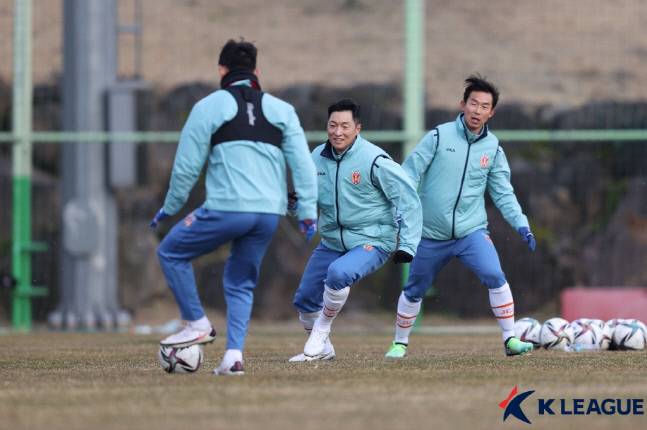 최영준(가운데)와 윤빛가람(오른쪽에서 첫 번째)이 훈련하고 있다. 제공 | 한국프로축구연맹