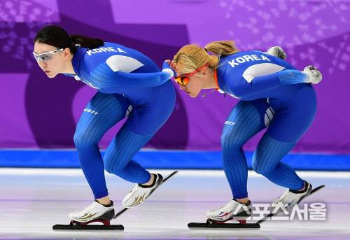 2018 평창동계올림픽 여자 팀추월 경기 당시 노선영(왼쪽)과 김보름. 스포츠서울DB