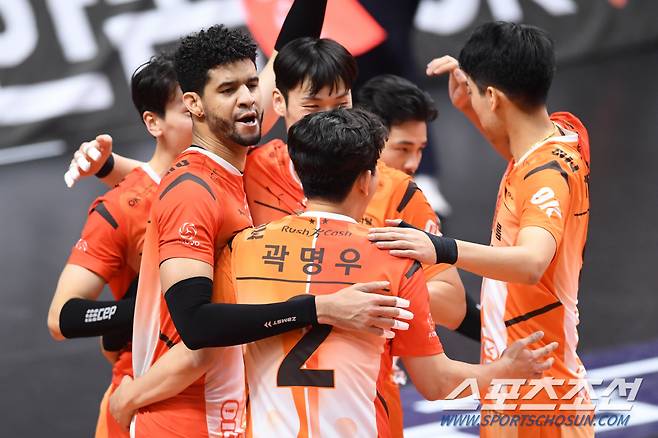 OK금융그룹 선수들이 2일 KB손해보험전서 승리한 뒤 기뻐하고 있다. 사진제공=KOVO