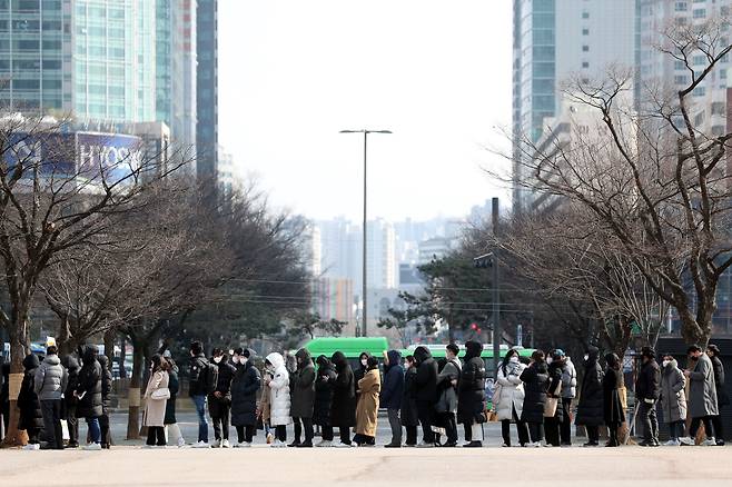 16일 오후 서울 영등포구 여의도공원 내 문화의 마당 임시선별검사소가 코로나19 신속 항원 검사를 받으려는 시민들과 자가 진단 키트를 받으려는 사람들로 붐비고 있다./ 장련성 기자