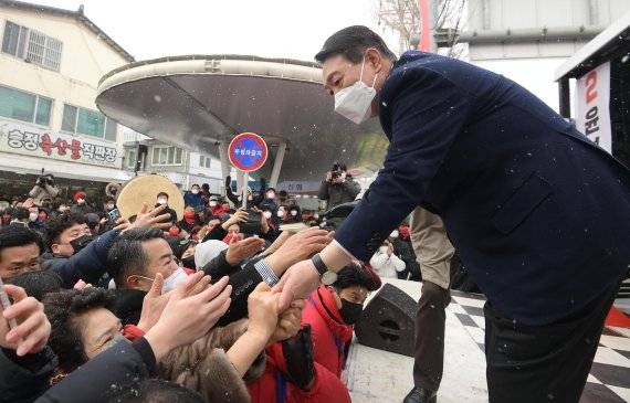 윤석열 국민의힘 대선 후보가 16일 오전 광주 송정매일시장에서 열린 유세에서 지지자들과 인사하고 있다. 사진=뉴스1