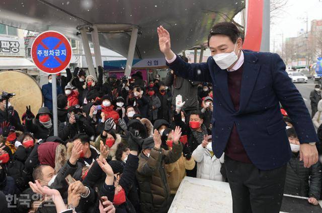 윤석열 국민의힘 대선후보가 16일 오전 광주 송정매일시장에서 유권자들에게 지지를 호소하고 있다. 광주=오대근 기자