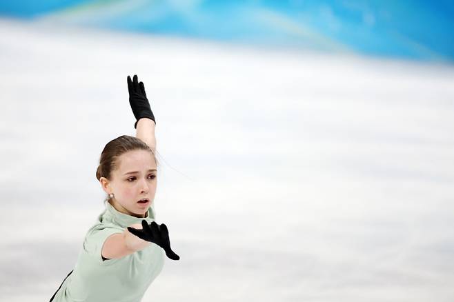 러시아올림픽위원회(ROC)의 카밀라 발리예바가 16일 중국 베이징 캐피털 실내경기장에서 공식훈련을 하고 있다. [사진 출처 = 연합뉴스]