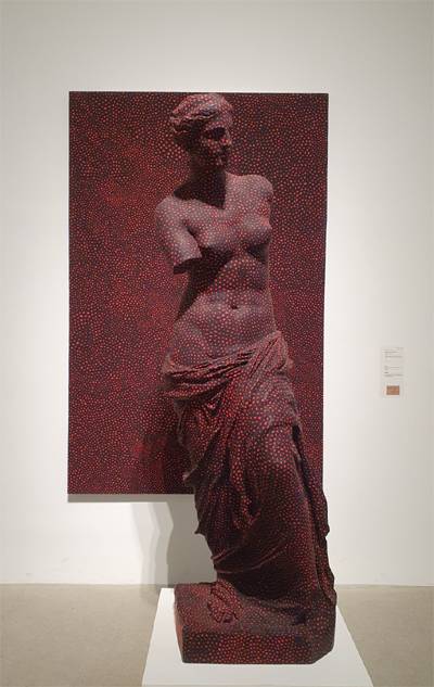 구사마야요이의 무한그물에의해소멸된 비너스 . 회화(227.3×145.5㎝)와 비너스 조각(67×76×214.5㎝)으로 구성됐다. [사진 제공 = 서울옥션]