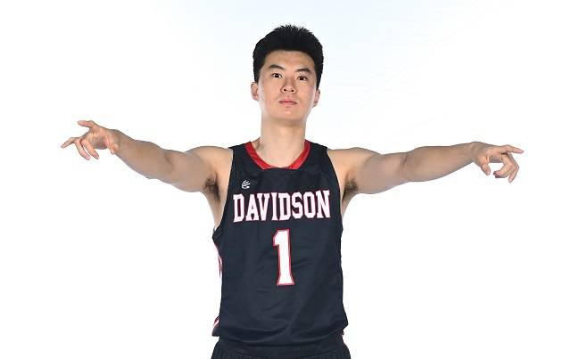 데이비슨대학교가 15일 이현중에 대한 미국대학농구 최우수 스몰포워드 ‘줄리어스 어빙 어워드’ 투표 독려를 위해 공개한 홍보 이미지. © Davidson College