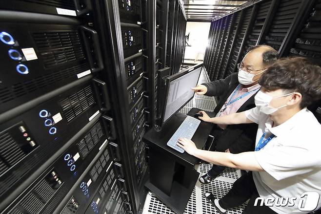 KT IDC 남구로에서 KT IDC 관리 인력들이 서버 상태를 점검하고 있다. (KT 제공) 2021.5.12/뉴스1