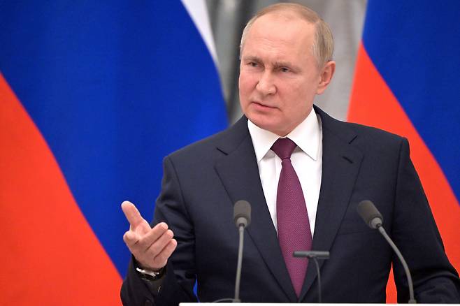 블라디미르 푸틴 러시아 대통령이 15일(현지시간) 모스크바 크렘린에서 올라프 숄츠 독일 총리와 약 3시간 동안 진행된 회담 후 공동 기자회견에서 발언하고 있다. [EPA]
