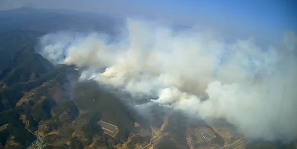 산림청 중앙산불방지대책본부가 16일 경북 영덕군 지품면 삼화리 산5-1 일원에 발생한 산불을 진화하기 위해 야간산불작전에 돌입한다고 밝혔다. [연합뉴스]