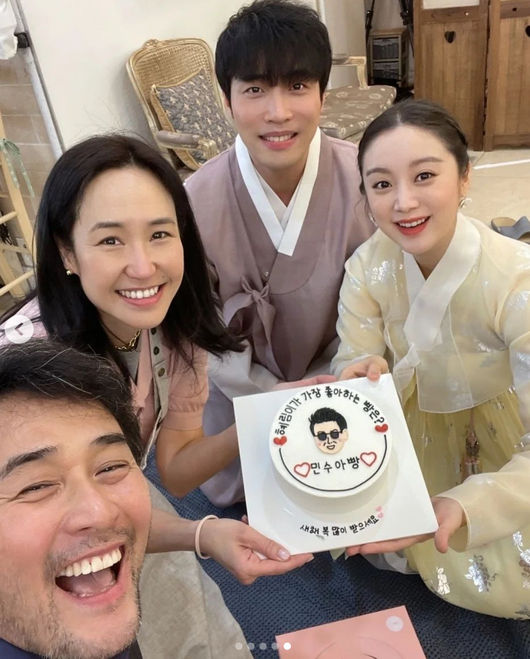 Hyeolim has released a photo taken with Kang Ju-eun and Choi Minsu.On the 16th, Wonder Girls Hyeolim released a photo taken with her husband Shin Min-cheol and Kang Ju-eun and Choi Minsu.Hyeolim wrote, The gift that Minsu dad made himself (ps: Moms cooking is so delicious).The photo was taken by Hyeolim with a photo of the ornaments received by Choi Minsu, followed by admiring Kang Ju-euns various dishes.In addition, Hyeolim and her husband Shin Min-cheol, Kang Ju-eun, and Choi Minsu together in the family photo cake, Hyeolims favorite bread is Minsu bread was written and laughed.Meanwhile, Hyeolim married Taekwondo player Shin Min-chul in July 2020 and is about to give birth in March.Hyeolim is appearing on KBS2TV New Family Relationship Certificate Gadfather with Kang Ju-eun.