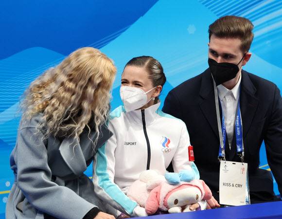 [올림픽] 밝은 표정의 발리예바 - 러시아올림픽위원회(ROC)의 카밀라 발리예바가 15일 오후 중국 베이징 캐피털 실내경기장에서 열린 2022 베이징 동계올림픽 피겨스케이팅 여자 싱글 쇼트 프로그램에 출전해 키릴 리히터의 ‘인 메모리엄’ 음악에 맞춰 연기를 펼친뒤 밝게 웃고 있다. 2022.2.15 연합뉴스