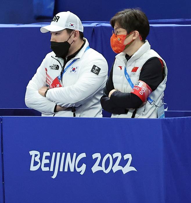 안중현 한국 쇼트트랙팀 코치와 김선태 중국대표팀 감독이 2022 베이징 동계올림픽 개막 사흘째인 7일 오후 중국 베이징 캐피탈 실내 경기장에서 열린 쇼트트랙 남자 1000m 준결승 경기를 지켜보고 있다. 베이징 | 연합뉴스