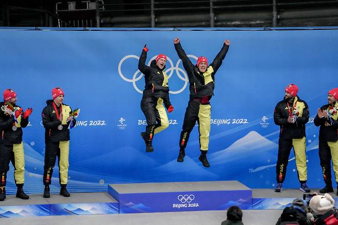 지난 15일 중국 베이징 옌칭 슬라이딩센터에서 열린 2022 베이징 동계올림픽 봅슬레이 남자 2인승에서 금, 은, 동메달을 모두 휩쓴 독일 선수들이 시상대에 올라 기뻐하고 있다.  베이징 | AP연합뉴스