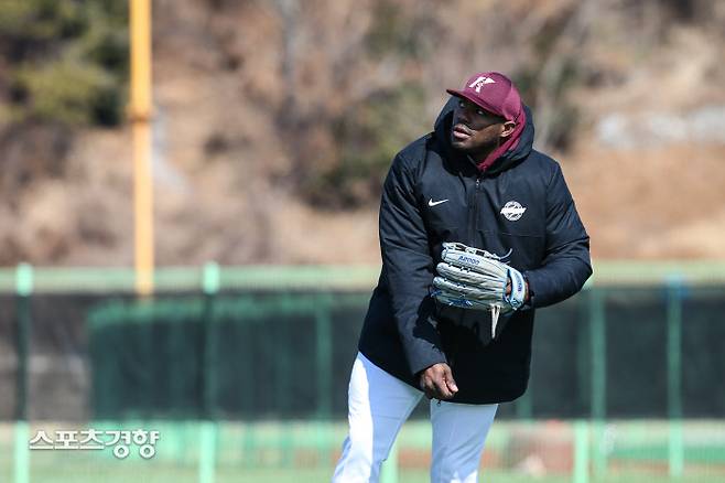 키움의 야시엘 푸이그가 16일 전남 고흥거금야구장에서 스프링캠프 훈련을 하고 있다. 키움 히어로즈 제공