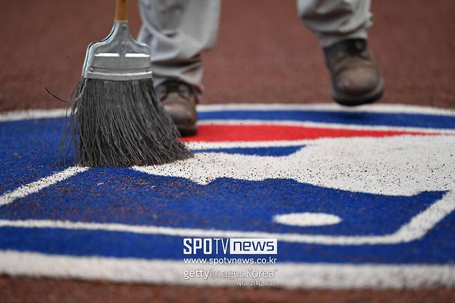 ▲ 마이너리거들은 시즌이 열리는 동안만 주급을 받는다. 일년의 절반은 가족의 지원을 받거나 직접 다른 일을 해서 돈을 벌어야 메이저리그에 도전할 수 있다.