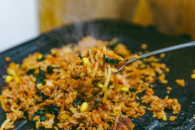 한 번 맛을 보면 멈출 수 없는 수정삼겹살의 볶음밥