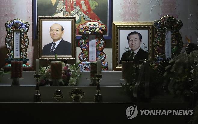 전두환·노태우 가는 길도 나란히 (대구=연합뉴스) 김현태 기자 = 29일 대구 팔공산 동화사 대불전에 전두환 전 대통령과 노태우 전 대통령의 영정이 나란히 놓여 있다. 동화사에서는 두 사람의 49재가 각각 진행 중이며 49재 시기가 겹쳐서 영정이 함께 놓여 있다. 2021.11.29 mtkht@yna.co.kr