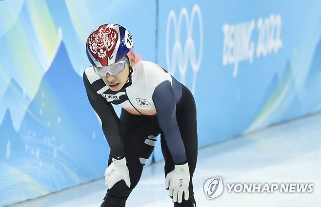 [올림픽] ‘결승선 통과한 곽윤기’ (베이징=연합뉴스) 홍해인 기자 = 대한민국 남자 쇼트트랙 대표 곽윤기가  16일 중국 베이징 캐피털 실내 경기장에서 열린 2022 베이징 동계올림픽 쇼트트랙 남자 5000m 계주 결승 경기에서 은메달을 획득한 후 숨을 고르고 있다. 2022.2.16 hihong@yna.co.kr