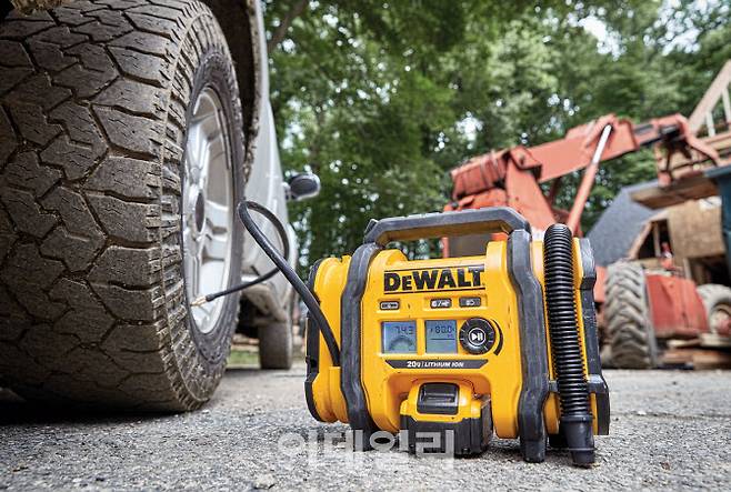 디월트가 새로 출시한 ‘20V MAX 충전 공기압 주입기’.