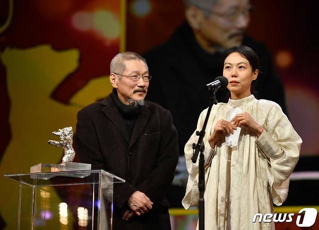 베를린국제영화제 시상식에서 홍상수 감독과 김민희 © AFP=뉴스1