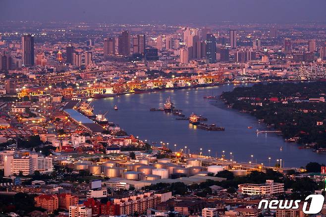 지난해 6월2일(현지시간) 촬영한 태국 방콕시 야경.. 차오프라야가 시내를 흐르고 있다. 2022.02.17/news1 © 로이터=뉴스1 © News1 김민수 기자