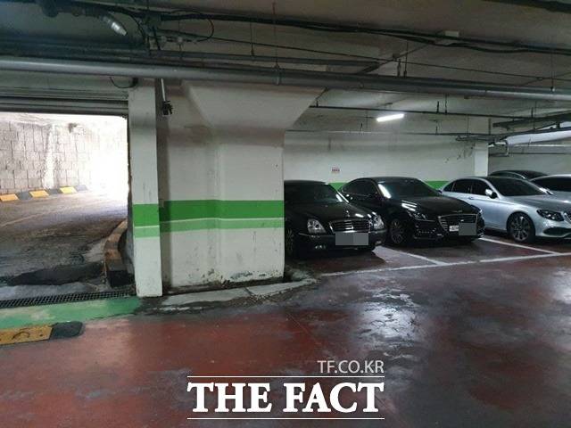 박수영 국민의힘 의원은 지난 7일 이재명 부호가 경기도지사 당시 관용차를 자택 주차장에 주차했던 사진을 공개하며 김 씨가 사적으로 상시 이용했다는 의혹을 제기했다. /박수영 의원실 제공