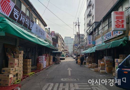 16일 오후 서울 영등포구 영등포 청과시장 인근에 있는 '삥시장' 골목이 손님의 발길이 끊겨 한산한 모습이다./사진=송승윤 기자