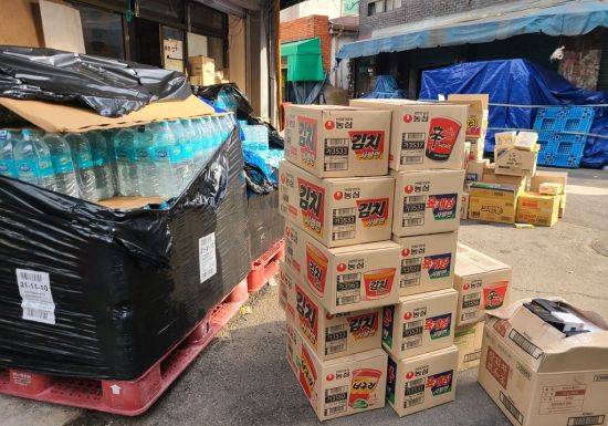 16일 오후 서울 영등포구 영등포 청과시장 인근에 있는 '삥시장' 골목의 한 상점 앞에 라면 박스와 생수 등이 쌓여있다./사진=송승윤 기자