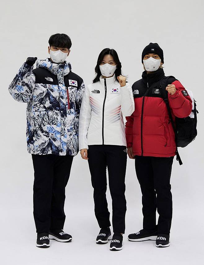 베이징 동계올림픽 국가대표 김민석(스피드스케이팅), 이유빈(쇼트트랙) 및 곽윤기(쇼트트랙) 선수가 공식 단복을 선보이고 있다. 이 4종은 레플리카 제품으로 출시돼 일반에 판매됐다. /영원아웃도어