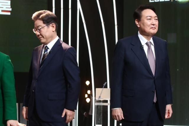 3일 오후 서울 여의도 KBS 공개홀에서 열린 2022 대선후보 토론에서 이재명(왼쪽)더불어민주당 대선후보와 윤석열 국민의힘 대선후보가 서로 등을 지고 서있는 모습. 국회사진기자단