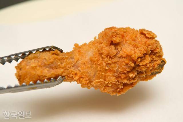 서울의 한 치킨 프랜차이즈 가맹점에서 만들어진 치킨 모습. 한지은 인턴기자