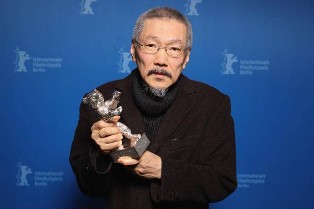 16일(현지시간) 독일 베를린에서 열린 제72회 베를린 국제영화제에서 '소설가의 영화'로 은곰상 심사위원대상을 받은 한국의 홍상수 감독이 트로피를 들고 있다. EPA 연합뉴스