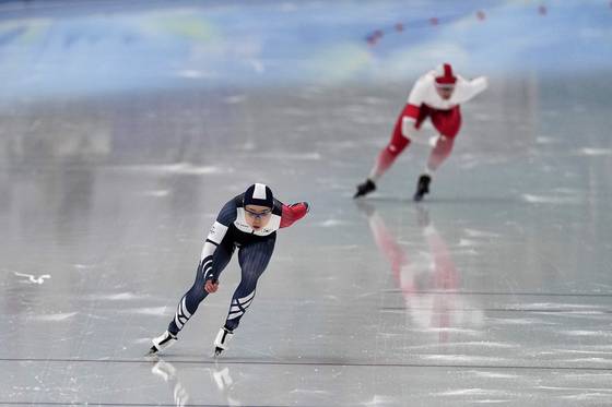 Kim Min-sun, left, competes against Karolina Bosiek of Poland during the women's speedskating 1,000-meter finals at the 2022 Winter Olympics on Thursday. [AP/YONHAP]