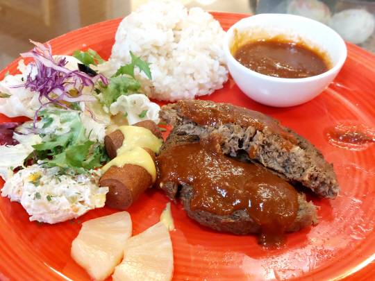 콩고기를 함박스테이크 모양으로 구워낸 오세계향의 비건 스테이크. 콩으로 만든 고기지만 질감이나 식감은 실제 고기와 거의 똑같다.