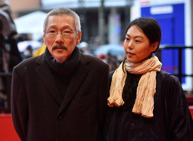 홍상수(왼쪽) 감독과 배우 김민희가 16일(현지시간) 독일 베를린에서 열린 제72회 베를린 국제영화제 경쟁부문 초청작 '소설가의 영화' 레드카펫 행사에서 나란히 포즈를 취하고 있다. [연합]