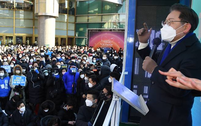 이재명 더불어민주당 후보가 17일 오전 서울 노원구 상계동 롯데백화점 노원점 앞에서 열린 유세에서 지지를 호소하는 모습. 이 후보는 유세 현장에서 마스크를 거의 벗지 않는다. ⓒ 국회사진기자단