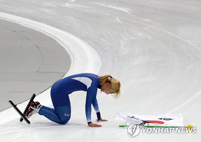 [올림픽] 큰절하는 김보름 (강릉=연합뉴스) 박동주 기자 = 2018년 2월 24일 오후 강원 강릉 스피드스케이팅경기장에서 열린 2018 평창동계올림픽 스피드스케이팅 여자 매스스타트 결승전에서 김보름이 은메달을 획득한 뒤 큰절을 하고 있다. 2018.2.24 pdj6635@yna.co.kr