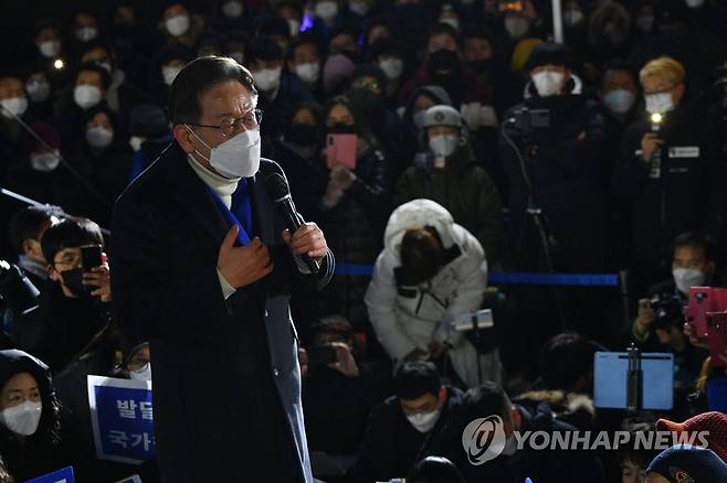 홍대 집중유세에서 지지 호소 연설하는 이재명 후보 (서울=연합뉴스) 더불어민주당 이재명 대선 후보가 17일 오후 서울 마포구 홍대 상상마당 앞에서 열린 '이제는 청년이다! 청년기회국 유세'에서 시민들에게 지지를 호소하는 연설을 하고 있다. 2022.2.17 [국회사진기자단] toadboy@yna.co.kr