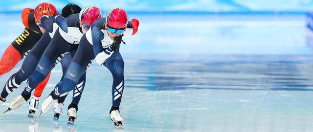 2022 베이징 동계올림픽 스피드 스케이팅 남자 매스스타트에 출전하는 한국의 정재원(앞에서부터), 이승훈이 18일 중국 베이징 국립 스피드스케이팅 경기장(오벌)에서 열린 공식훈련에서 힘차게 전진하고 있다. 베이징=연합뉴스