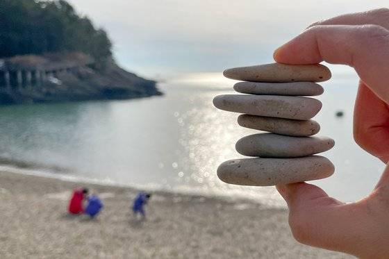 선유도 선유1구에는 옥돌해변이 있다. 자갈이 납작하다.