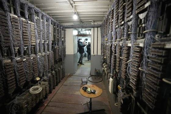 카메라 기자가 우크라이나 수도 키예프에 있는 공습 대피소를 촬영하고 있다. [AP=연합뉴스]